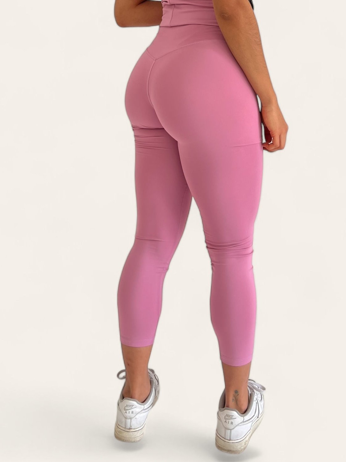 Leggings Deportivos con Corte en V Modelo Twist de Licra Kiwilimón