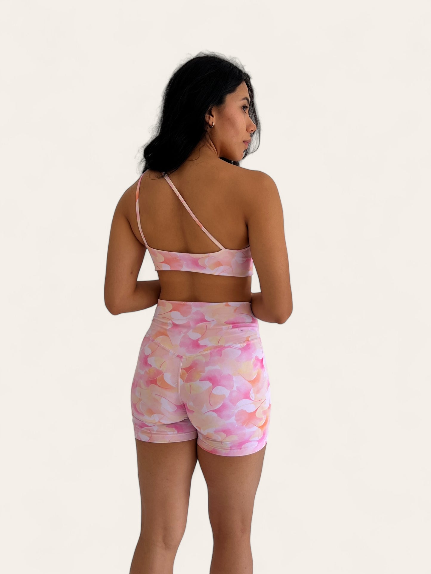 Short Deportivo con Corte en V Modelo Twist de Licra Kiwilimón